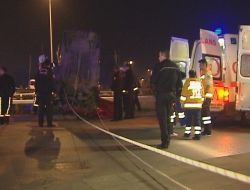 Köprülü Kavşakta Asılı Kalan Otomobilden Son Anda Çıktılar