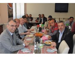 Başkan Çimenoğlu, Temizlik İşçilerine Yemek Verdi