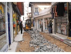 Kığılı Camii Geçidine Andezit Taşı Döşeniyor