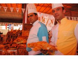 Ekmekten Yaptığı Caretta Carettalarla Türün Yok Olmasına Dikkat Çekiyor