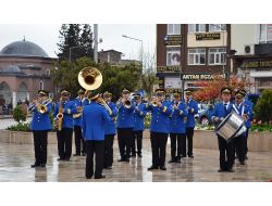 Merzifon'da Bayrak Seremonisi 83 Yıldır Bando Eşliğinde Yapılıyor