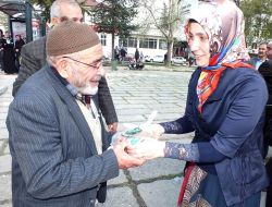 Ücretsiz Ekmek Dağıtarak İsrafa Dikkat Çektiler