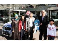 Alışveriş Merkezinin Otomobil Hediyesiyle Sevindiler