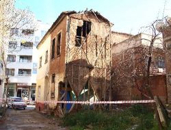 Edremit'in Onarılmayan Eski Evleri Tehlike Saçıyor