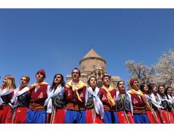 'Turizm Haftası' Etkinlikleri, Akdamar Adası'nda Halaylarla Başladı