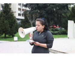 Ağızlarını Bantla Kapatarak Hükümete Tepki Gösterdiler