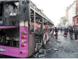 Yüzü Maskeli Kişiler Gazi Mahallesi'nde Otobüs Yaktı