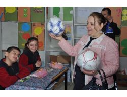 Polis Eşleri Öğrencilere Hediye Dağıttı