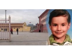 Üzerine Demir Kapı Düşen Çocuk Hayatını Kaybetti