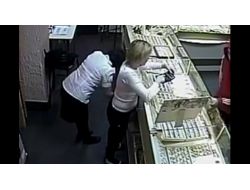 Rusya’nın En Hızlı Hırsızı Kuyumcunun Kamerasına Yakalandı