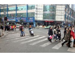 Çin’de İlginç Yaya Geçidi Uygulaması: Kırmızı İp