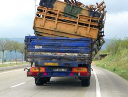 Hurda Askeri Araçlar Taşıyan Tır, Tehlike Görüntüler Oluşturdu