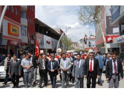 Güllerin Efendisi Güllerle Hatırlandı