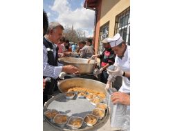 Yeşilburç Köyü Sakinleri 123 Yıldır Helva Pişirerek Kaynaşıyor