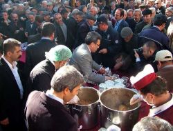 Kadirli Belediyesi Vatandaşlara Aşure Dağıttı