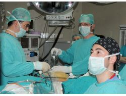 Kapalı Yöntemle Rahim Ameliyatını 50 Uzman Canlı Yayında İzledi