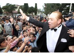 Öğrencilerden Atatürk'e Benzeyen Tiyatro Sanatçısına Yoğun İlgi