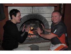 Islanan Turistler Şömine Ateşinde Üstlerini Kuruttu