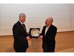 Uşak’ta 'Türkiye’de Demokratikleşme Ve Yerel Kalkınma' Konferansı Düzenlendi