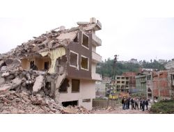 Rize’de Kentsel Dönüşüm Kapsamında 17 Bina Yıkıldı