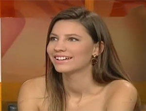 Survivor Emel, adada kavga ettiği Duygu'yu yerden yere vurdu!