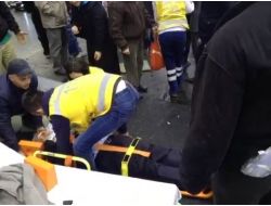 Kontrolden Çıkan Otomobil, Metrobüs Yolcularına Çarptı: 2 Yaralı