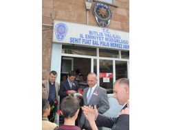 Bitlis'te Kutlu Doğum Haftası Nedeniyle Vali Ve Belediye Başkanı Gül Dağıttı