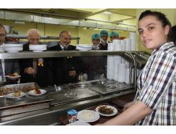 Üniversite Öğrencilerine 'Kutlu Doğum' Yemeği İkram Edildi