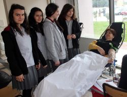 Liseli Kızlar, Kan Bağış Kampanyası Düzenledi