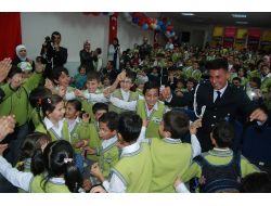 Savaşın İzlerini Unuttular, Polisle Halay Çekip Gönüllerince Eğlendiler