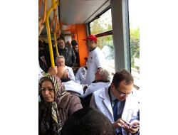 İş Bırakan Doktorlar, Kanlı Önlüklerle Metroya Binip Şiddete Dikkat Çekti