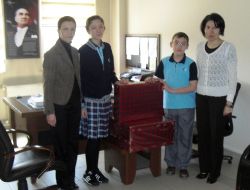 Belediyeden Atık Kağıt Toplayan Okullara Bilgisayar Ve Projeksiyon Cihazı