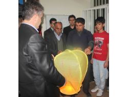 Öğrenciler, Dilek Fenerleri İle Mesaj Gönderdi