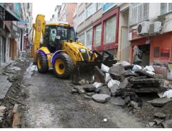 Belediye Ekipleri, Yağmura Rağmen Yol Çalışmalarını Sürdürdü