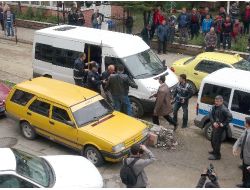 Erkek Çocuğa Cinsel İstismar Zanlılarına Adliye Önünde Tekmeli Saldırı