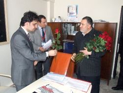 Din Görevlilerinden Hastane Çalışanlarına Gül Takdimi