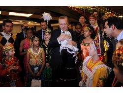 Erdoğan, Kendisine Şiir Okuyan Suriyeli Kızı Bağrına Bastı