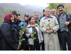 Akil İnsanlar, Hakkari Girişinde Polislerce Güllerle Karşıladı