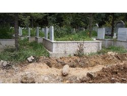 MEZARDAN TOP MERMİSİ ÇIKTI