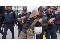 Bakanlık Girişinde Zincirli Eylem: 4 Gözaltı