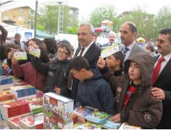 Turhal Belediye Başkan Gözen: Yabancılar Kırmızı Işıkta Bile Kitap Okuyor