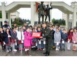 Özel'i Ziyaret Etmek İsteyen Öğrenciler Kışlada Ağırlandı