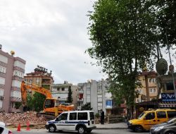 Alanya'da Kamuya Ait Ağacın Kesilmesine Taksiciler İzin Vermiyor