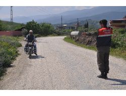 Jandarma Trafik Ekipleri Motosiklet Sürücülerine Kask Dağıttı