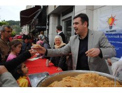 Ak Parti'liler 'Güllerin Efendisi' Adına Kutlu Doğum Helvası Dağıttı