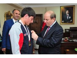 Vali Öztük, Başarılı Sporcuları Altınla Ödüllendirdi