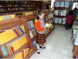 Mini Mini Birler Kitap Alışverişine Çıktı