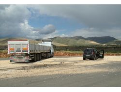 Tır Ve Otomobil Çarpıştı:2 Ölü, 1 Yaralı