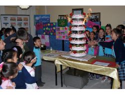 Kutlu Doğum İçin Pasta Kestiler