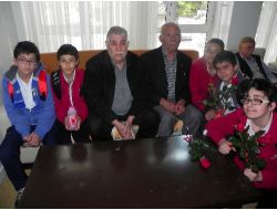 Öğrenciler Huzurevi Sakinlerine Gül Ve Lokum Dağıttı